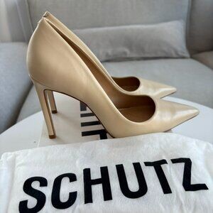 SCHUTZ Lou Pump in colour Egg Shell